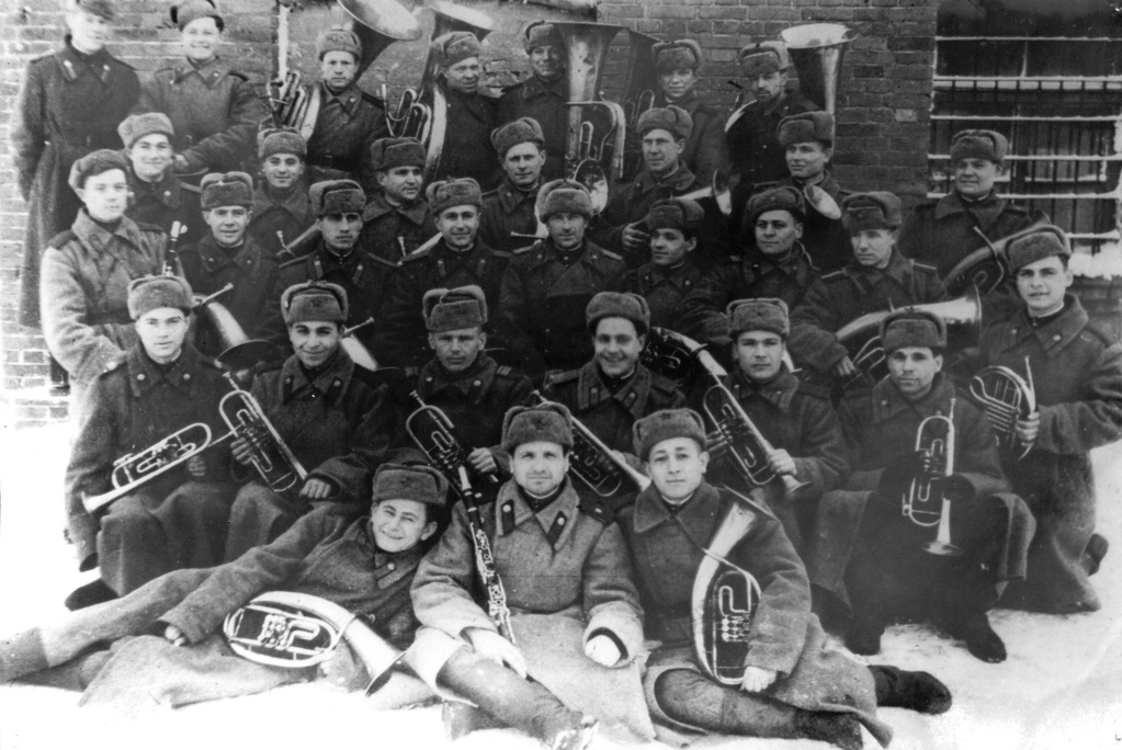 Палецкий Гаврила Павлович(в верхнем ряду, крайний слева), Смоленск, 1946г. МАУК МТК ЗСМД НВФ 578-1.jpg